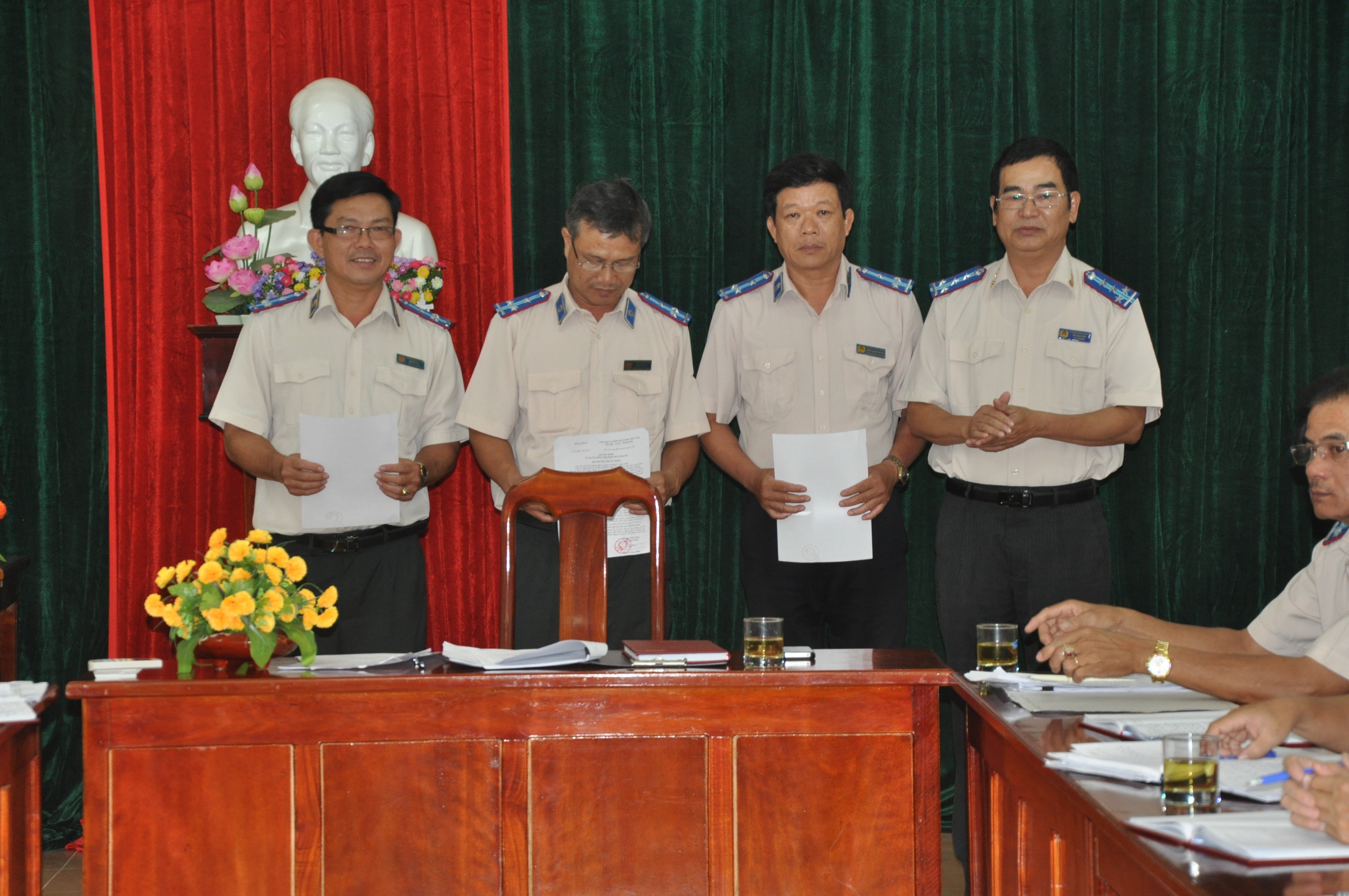 Cục trưởng Cục THADS Đà Nẵng thừa ủy quyền Bộ trưởng bộ Tư Pháp công bố và trao Quyết định bổ nhiệm Chấp hành viên trung cấp